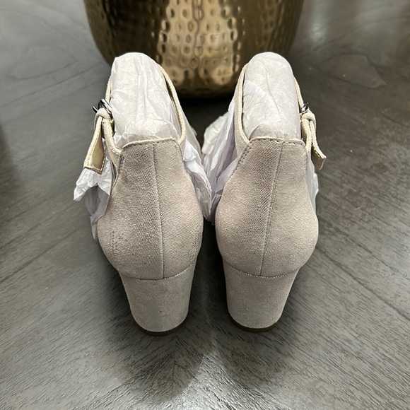 Naturalizer Vera Dress Sandal in Silver - Picture 9 of 12